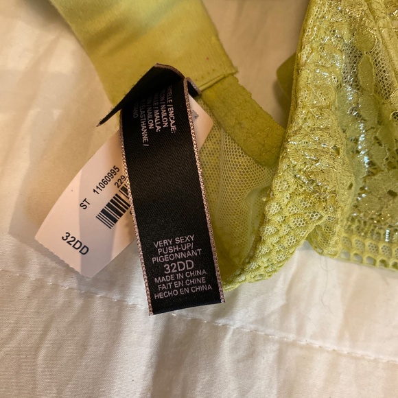 Victoria’s Secret 32DD “Very Sexy Push-Up” bra - Picture 3 of 3